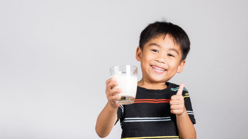 Bé 5 tuổi có nên uống sữa bột hay không? Tiêu chí chọn sữa bột cho bé 1
