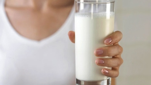Sự kết hợp giữa sữa và thực đơn hằng ngày của người bị hội chứng thận hư như thế nào?
