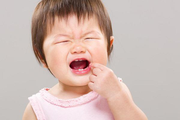 Có nguy hiểm gì khi trẻ 3 tháng mọc răng sớm?
