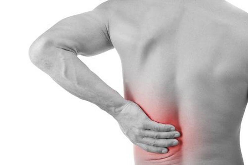 Tìm hiểu về tình trạng đá bóng bị đau lưng và những biện pháp phục hồi