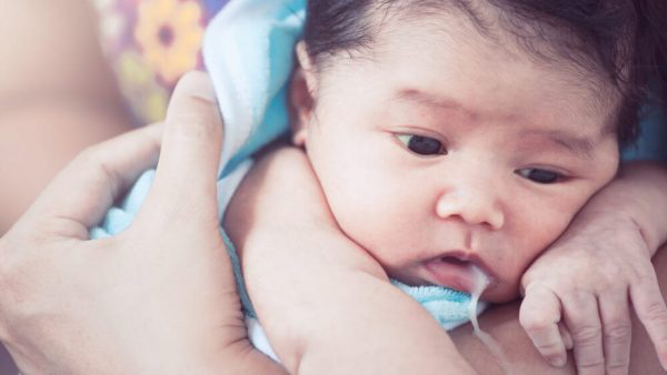 Hướng dẫn cách xử lý trẻ sơ sinh trớ ra dịch nhầy  1