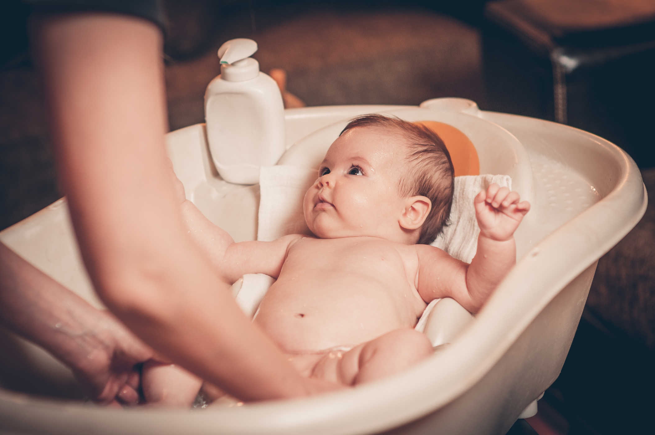 Lợi ích và cách sử dụng cây cỏ mực trong việc tắm cho trẻ sơ sinh?