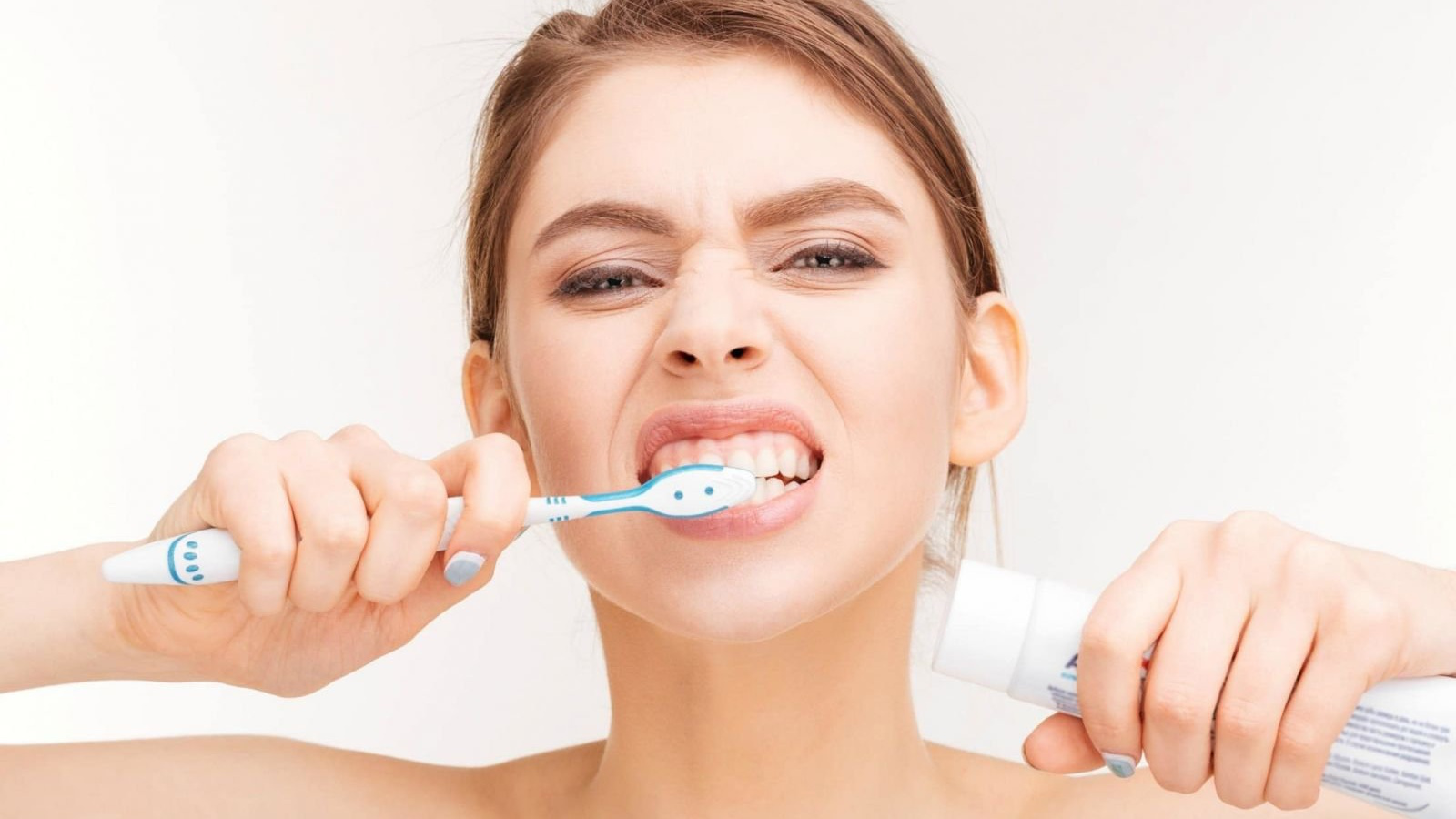 3 tác hại nghiêm trọng của việc đánh răng quá mạnh