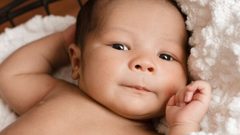 Tại sao mí mắt trẻ sơ sinh nổi gân đỏ và điều này có nguy hiểm không?