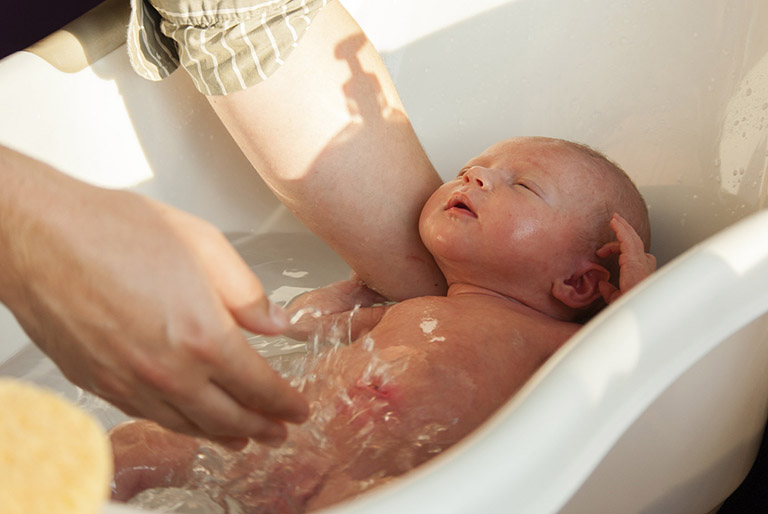  Tắm lá đinh lăng cho trẻ sơ sinh - Bí quyết và lợi ích không thể bỏ qua