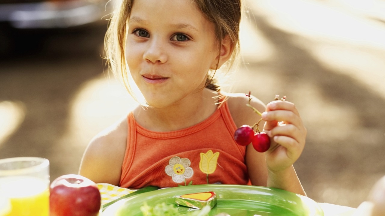 Làm thế nào để khuyến khích trẻ từ 6 đến 11 tuổi ăn đủ các nhóm thực phẩm trong tháp dinh dưỡng?
