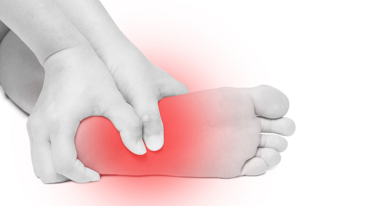 Làm thế nào để chăm sóc tốt mu bàn chân để tránh việc bị đau khi đá bóng?
