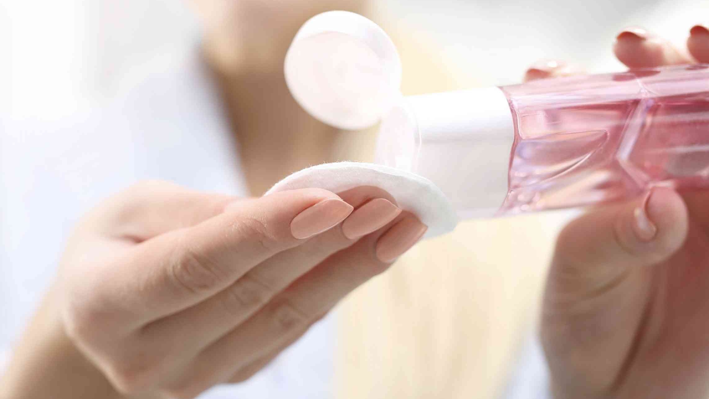Tìm hiểu tẩy trang bằng nước muối sinh lý có ảnh hưởng đến thai nhi không?