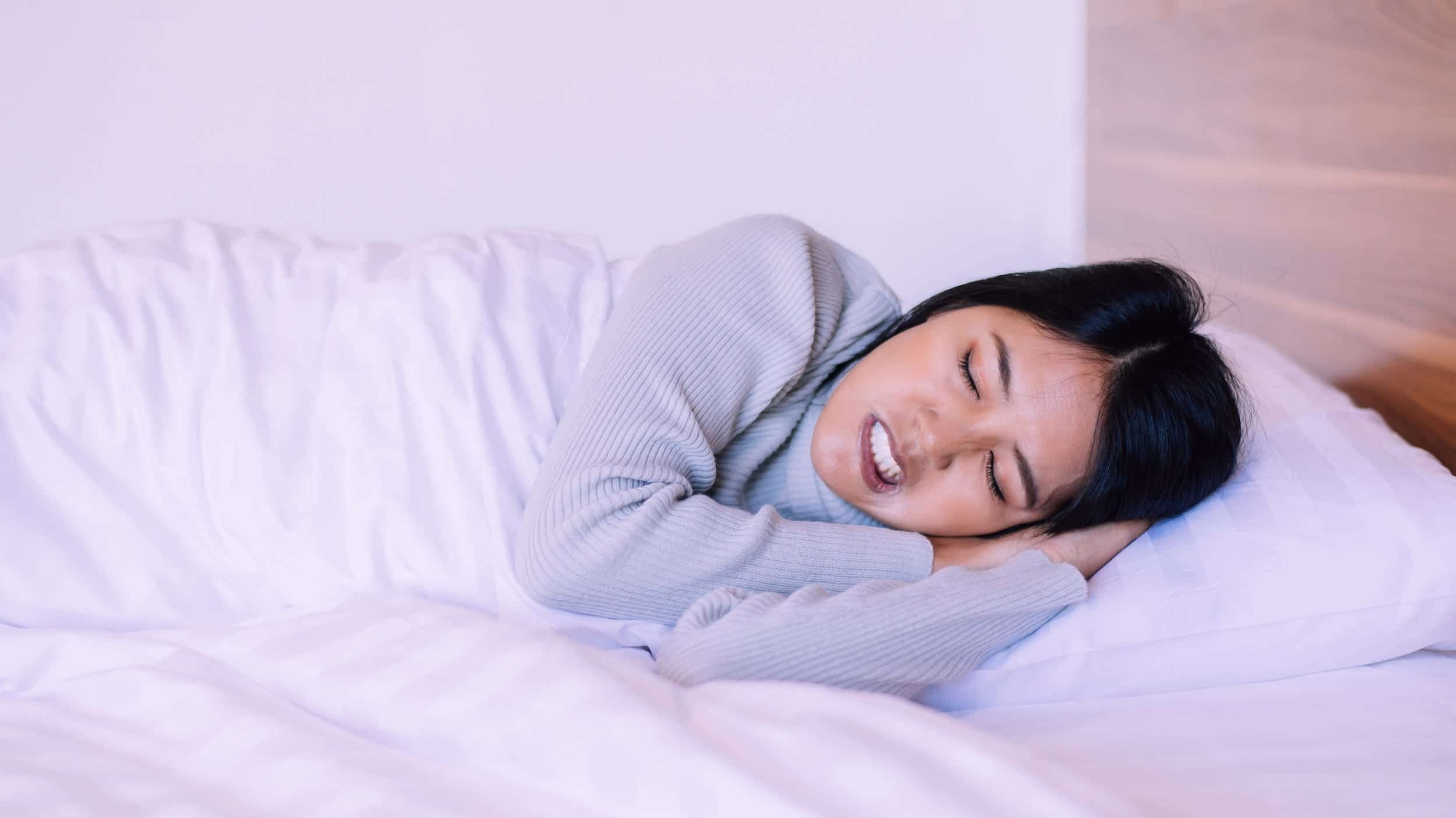Góc giải đáp thắc mắc: Nghiến răng khi ngủ có bị lây không?
