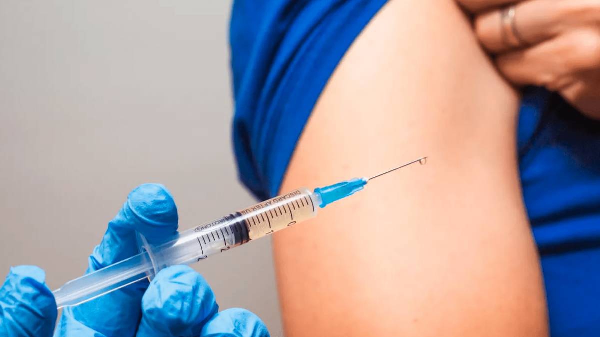 Tình trạng đau và sưng sau khi tiêm bắp tay có thể xảy ra với mọi loại vaccine hay chỉ một số loại?