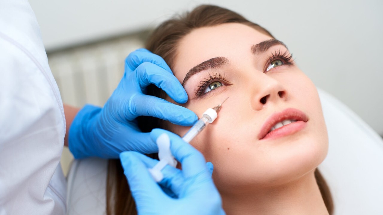 Tiêm botox xóa nhăn là gì? Botox xóa nhăn hoạt động như thế nào?