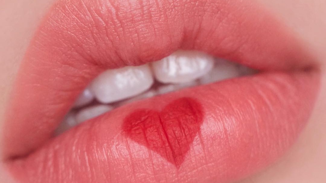 Tại sao không nên xông hơi hoặc massage sau khi tiêm filler môi?
