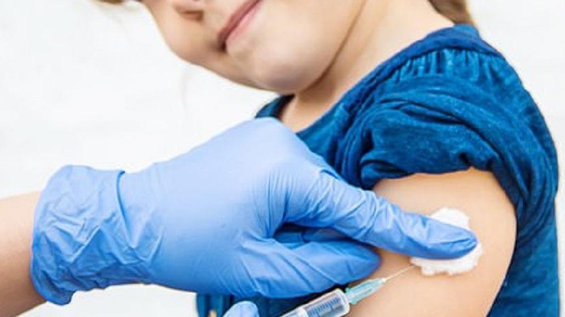 Có cần tiêm vắc xin viêm màng não mô cầu bc khi có sốt?
