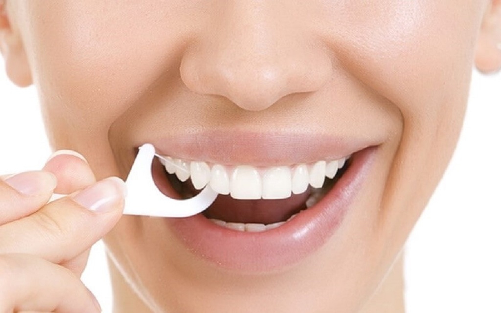 Có lợi ích nào khác của chỉ nha khoa ngoài việc loại bỏ mảng bám kẽ răng?
