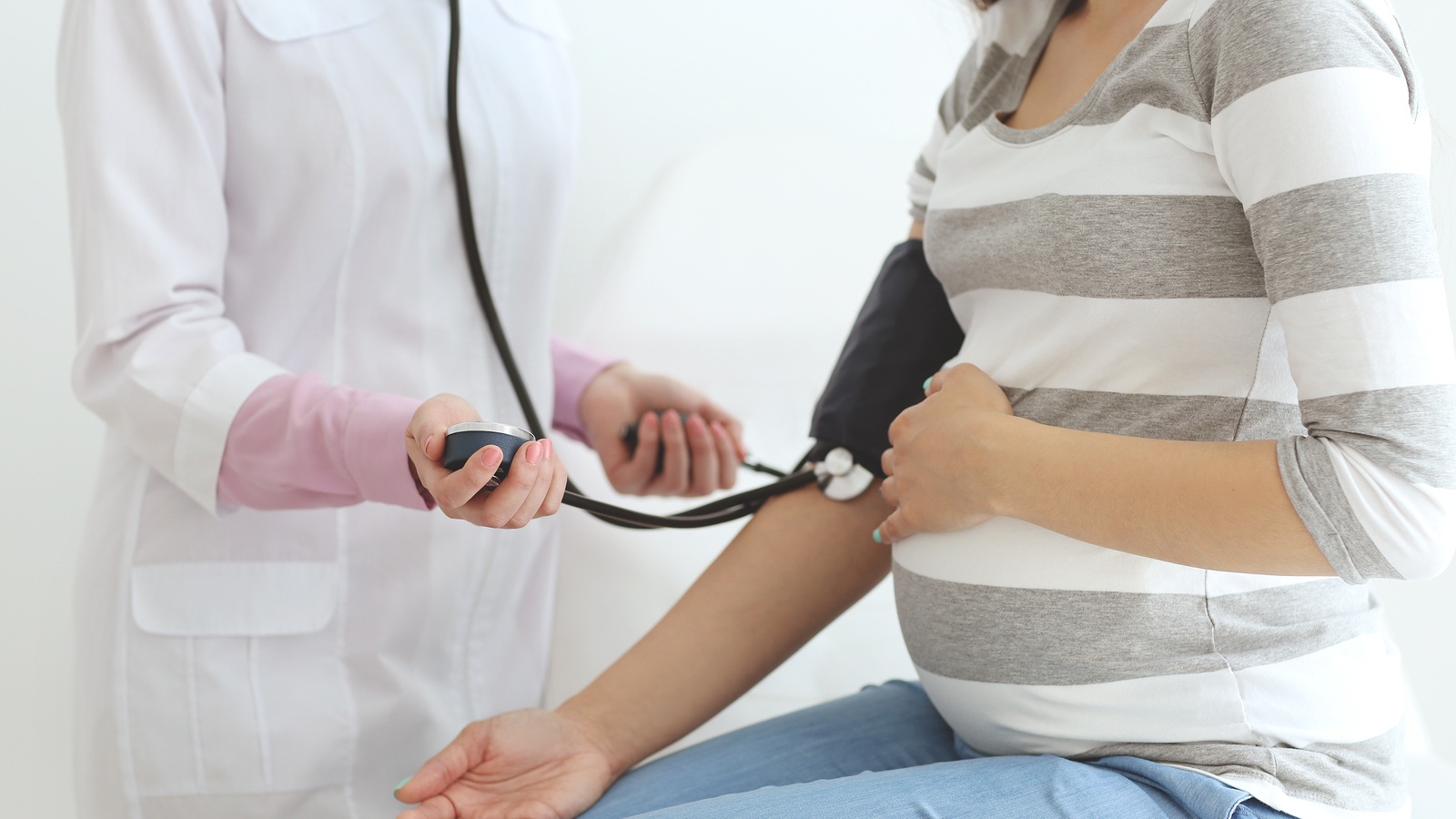 Những nguy cơ sức khỏe mà mẹ bầu có thể gặp phải khi bị tăng huyết áp?
