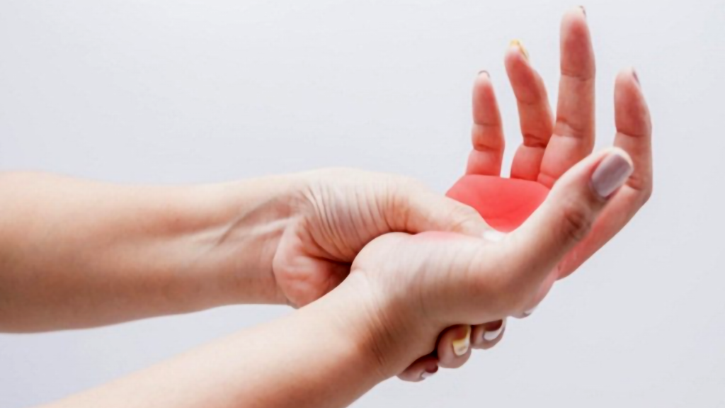 Có những yếu tố nào có thể tăng nguy cơ mắc bệnh run ngón tay?
