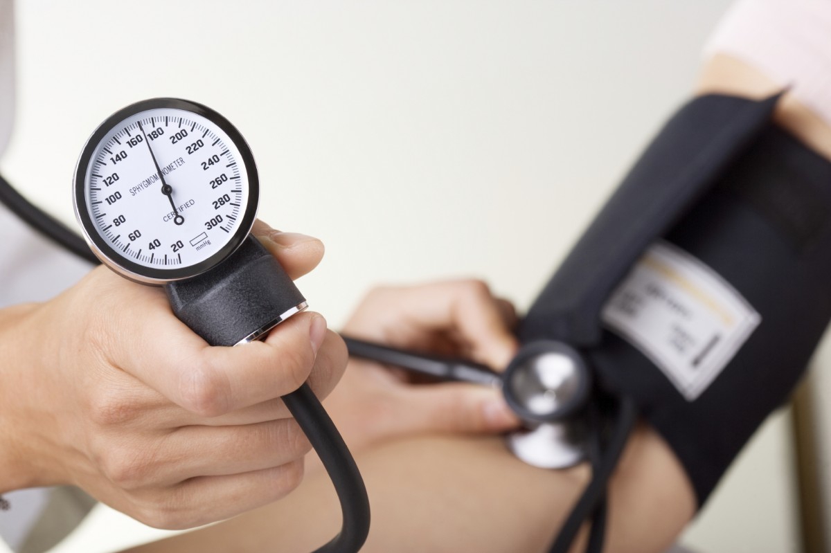 Cái gì có thể dẫn đến kết quả sai lệch khi đo huyết áp?
