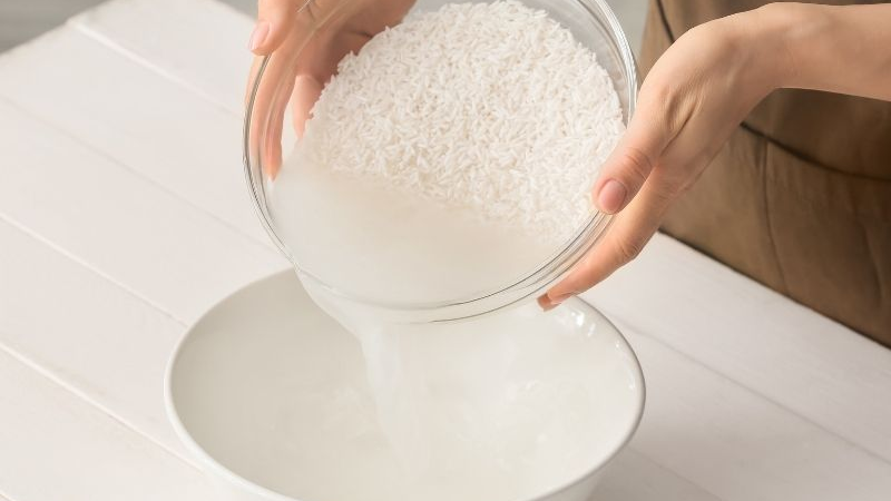 Cách kết hợp nước vo gạo với các loại nguyên liệu khác để làm trắng răng.