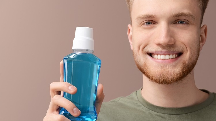 Những nguyên liệu tự nhiên nào có thể sử dụng để làm nước súc miệng trị đau răng?
