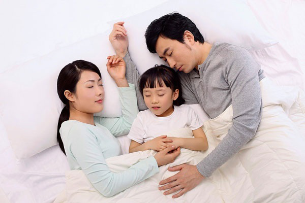 Trẻ 10 tuổi có nên ngủ chung với bố mẹ không? 1