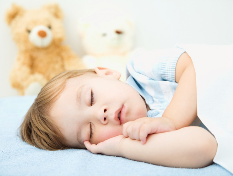 Trẻ 1 tuổi ngủ bao nhiêu là đủ? Những điều cha mẹ cần biết 1