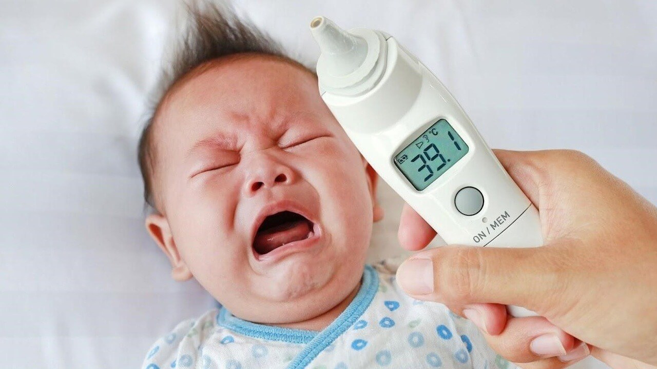 Trẻ 6 tháng bị sốt: Nguyên nhân, triệu chứng và cách chăm sóc - Nhà thuốc FPT Long Châu
