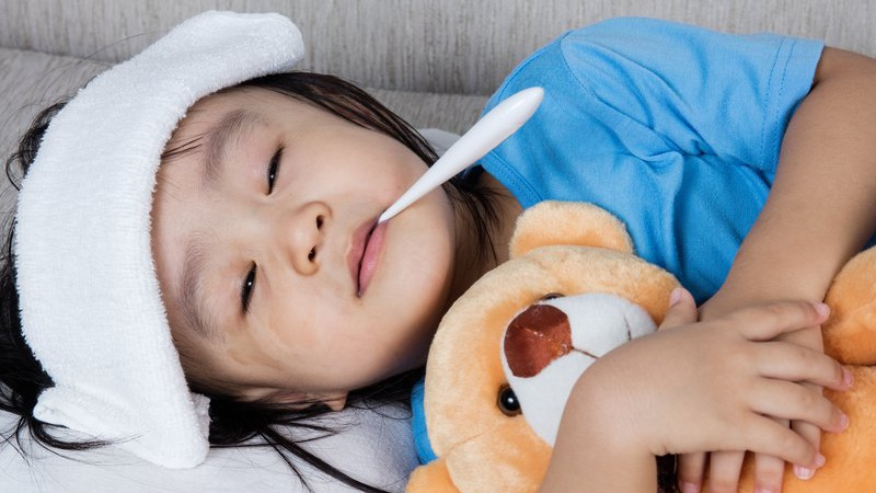 Trẻ bị ho sốt sổ mũi uống thuốc gì? Kinh nghiệm dành cho bố mẹ