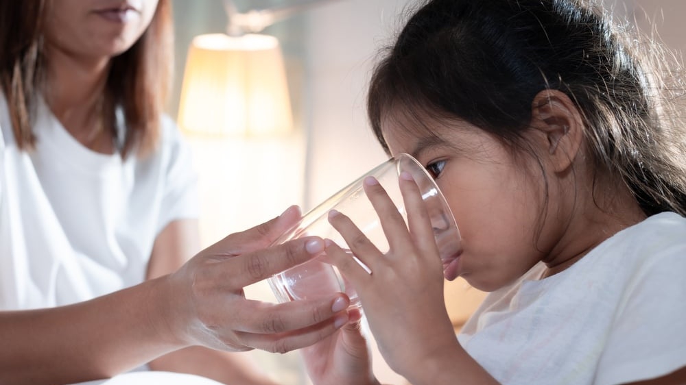 Khi trẻ bị sốt, nên bổ sung nước như thế nào?
