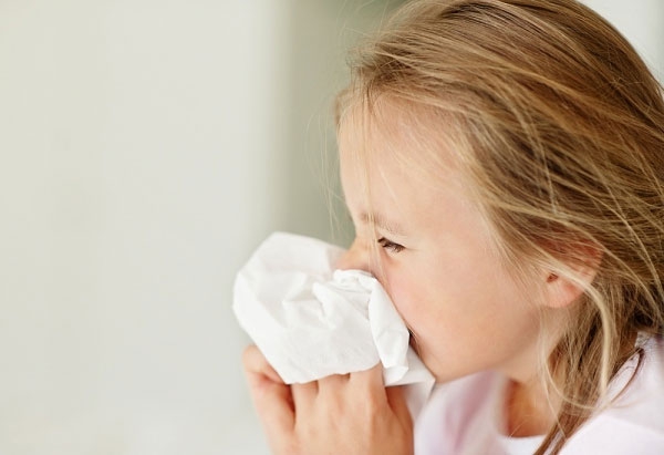 Trẻ em bao nhiêu tuổi trở lên có thể sử dụng thuốc uống để điều trị ho sổ mũi?
