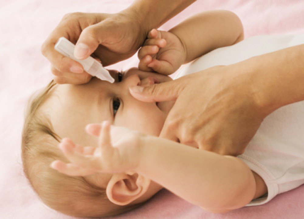 Thuốc kháng sinh có tác dụng gì trong việc chữa trị đau mắt đỏ ở trẻ sơ sinh?
