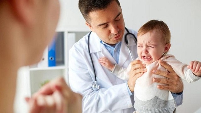 Trẻ sơ sinh bị nổi hạch ở sau đầu nguy hiểm không? Khi nào cần đi khám?