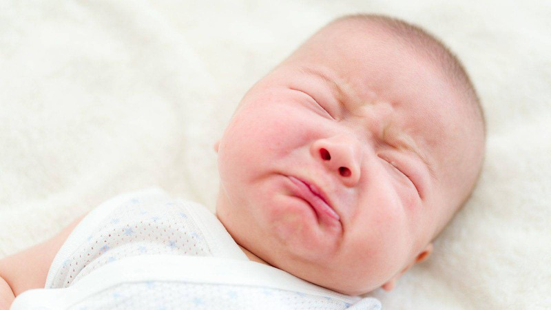 Trẻ sơ sinh đổ mồ hôi sau gáy là bệnh gì? 1