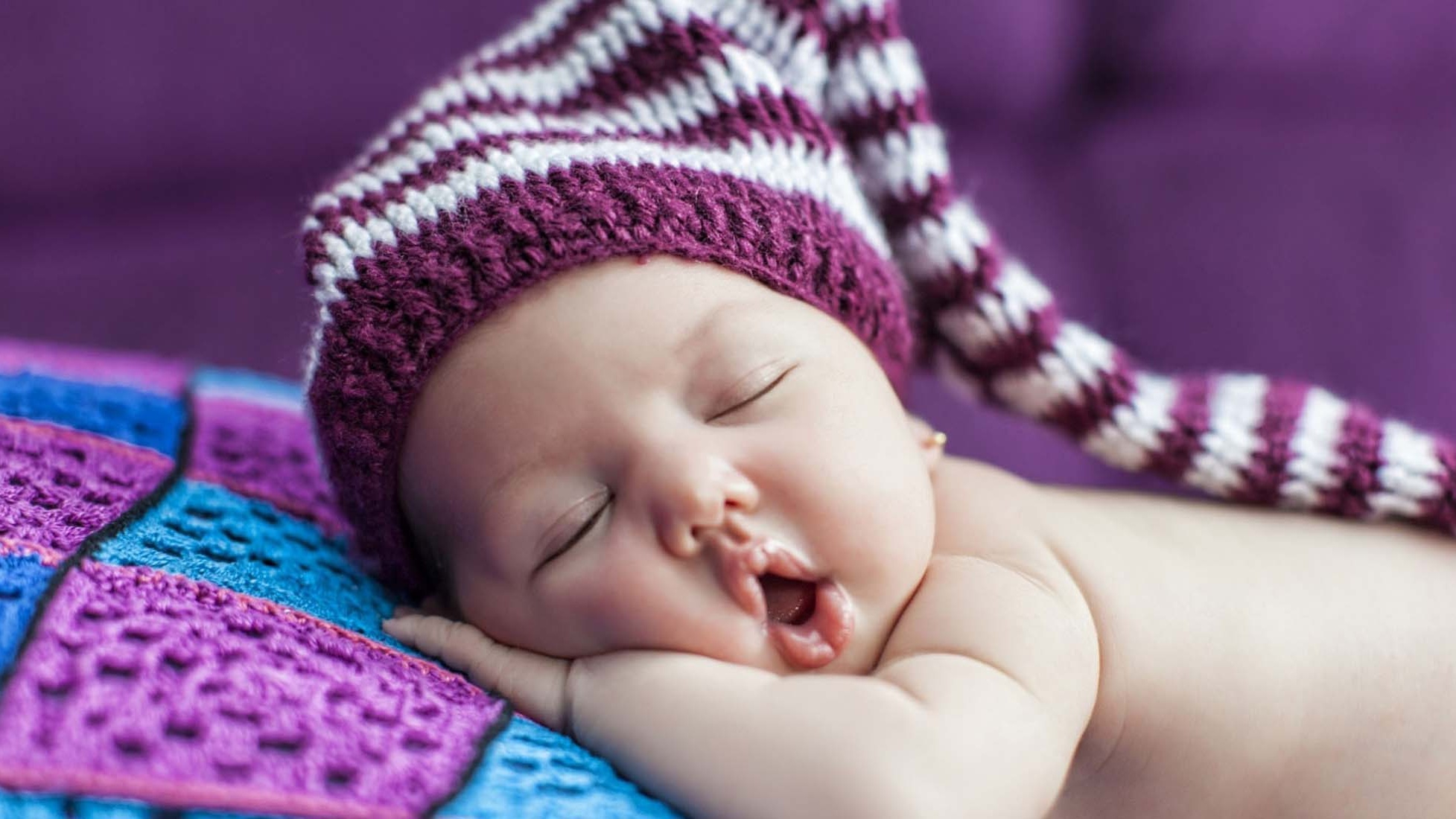 Có phải việc em bé ngủ hả miệng là điều bình thường?
