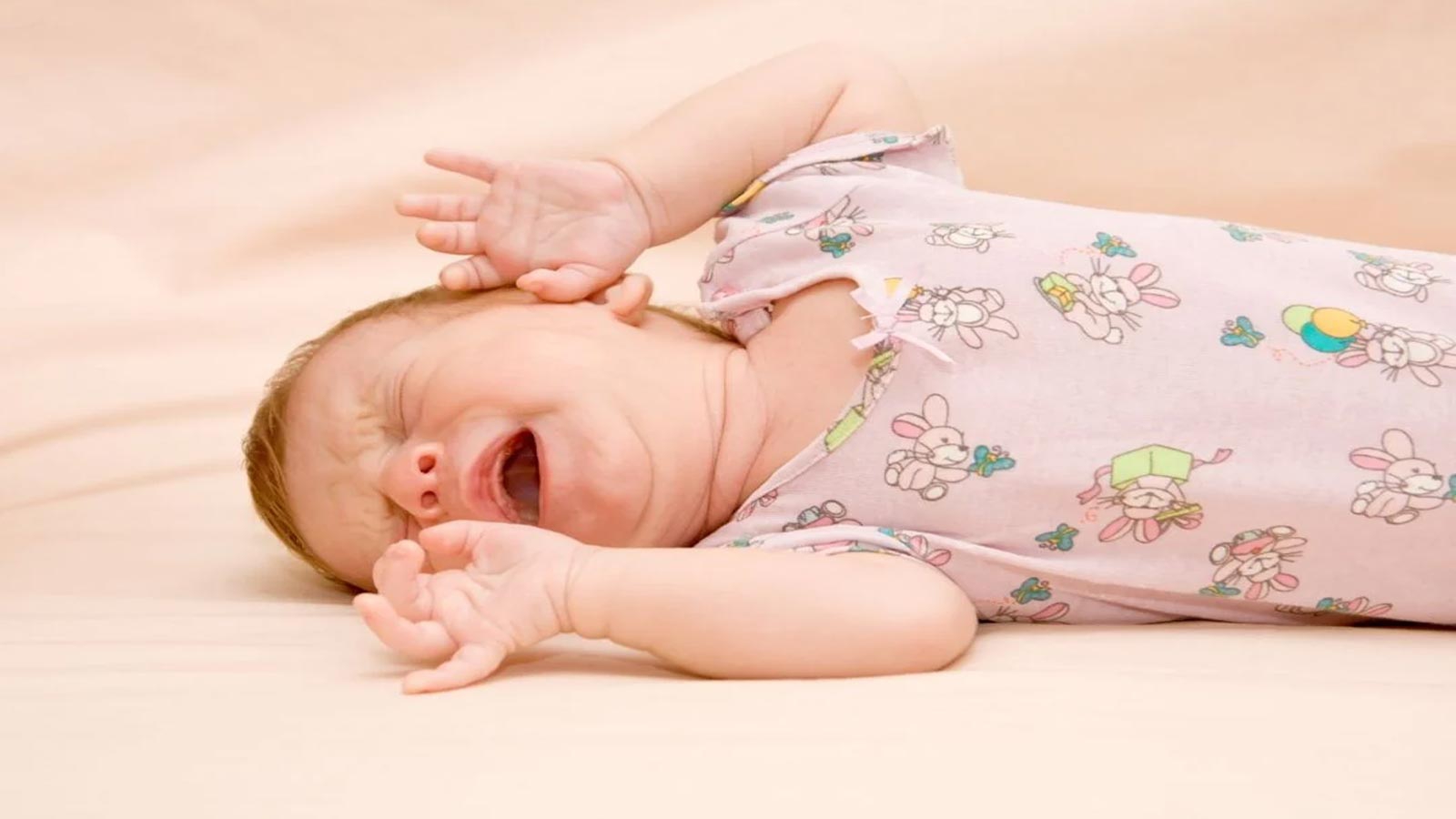 Trẻ sơ sinh ngủ hay vặn mình là do đâu? Cách khắc phục