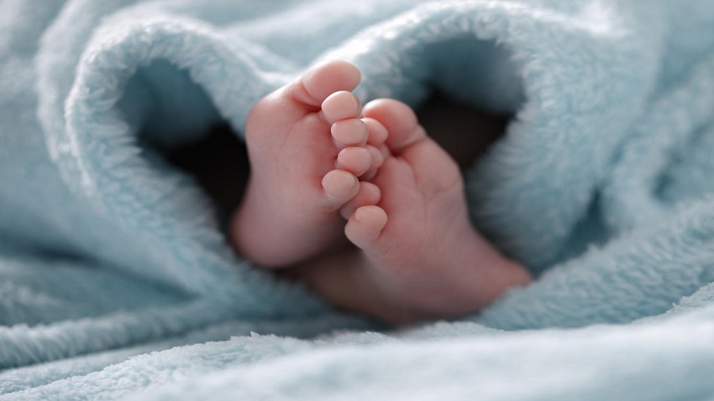 Có những cách trị mồ hôi tay chân cho trẻ sơ sinh nào?
