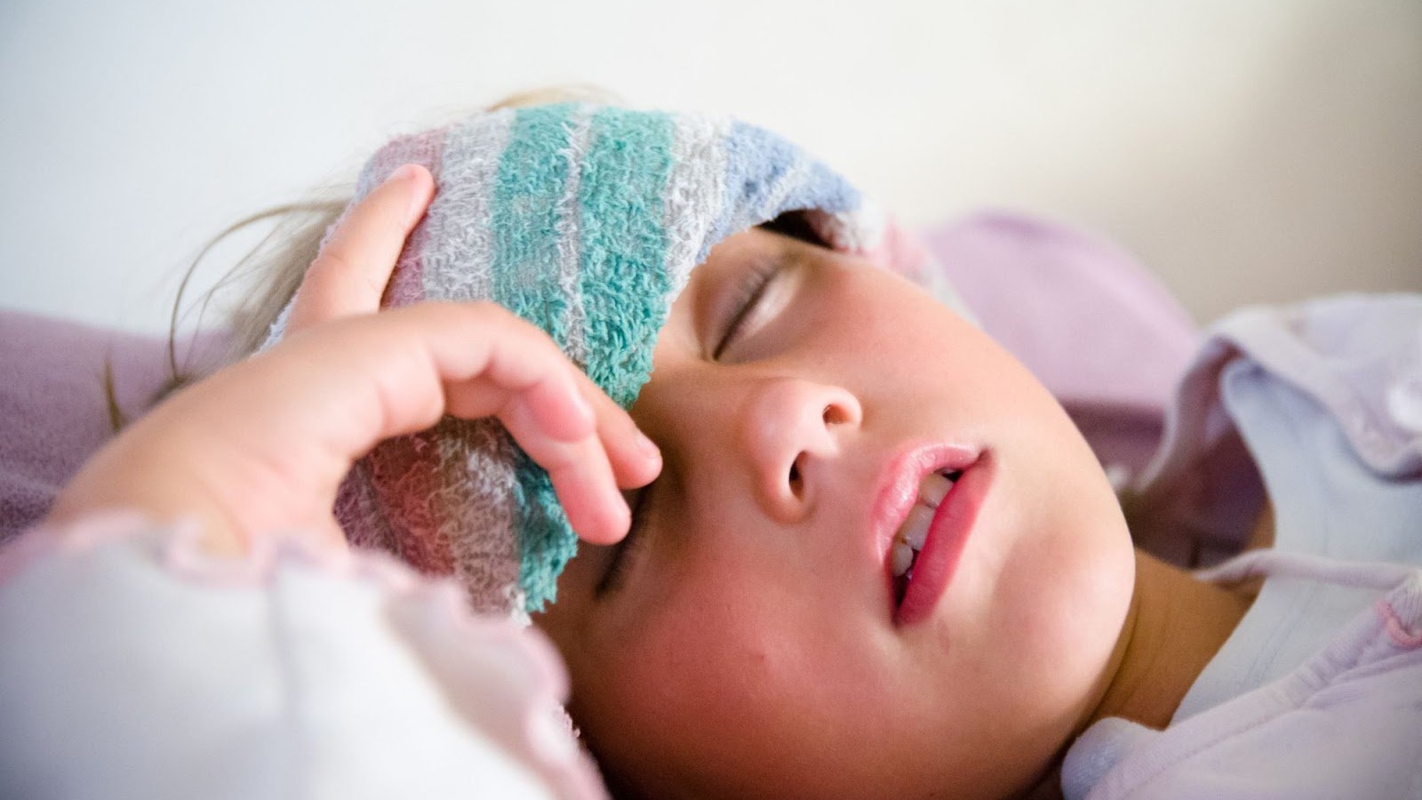 Có triệu chứng cần chú ý khi trẻ bị viêm họng sốt?
