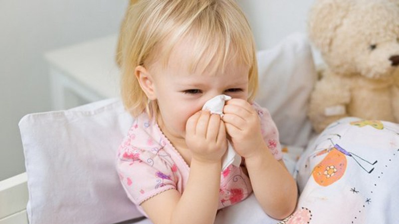 Tại sao những em bé nhỏ tuổi như 4 tuổi lại thường có mùi hôi nách?
