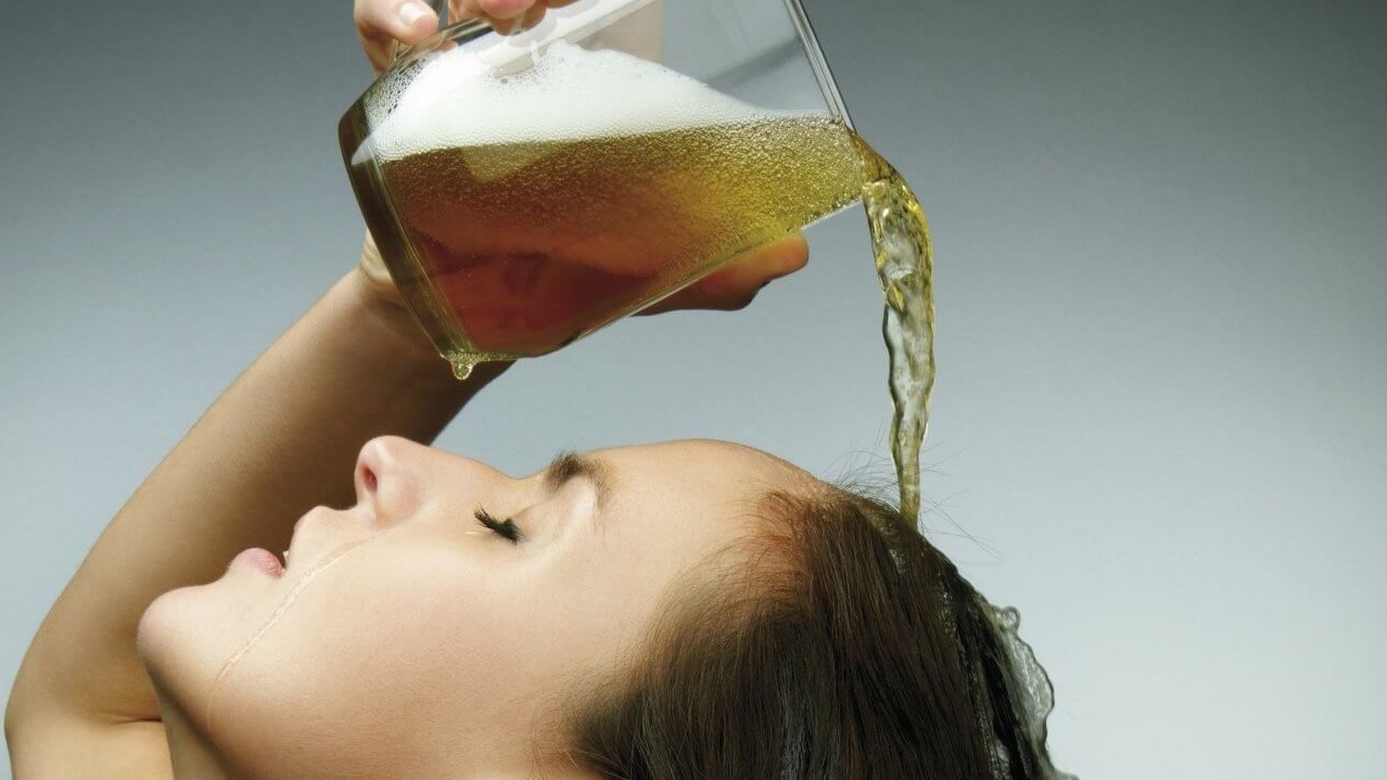 Làm thế nào để sử dụng bia để trị nấm da đầu?
