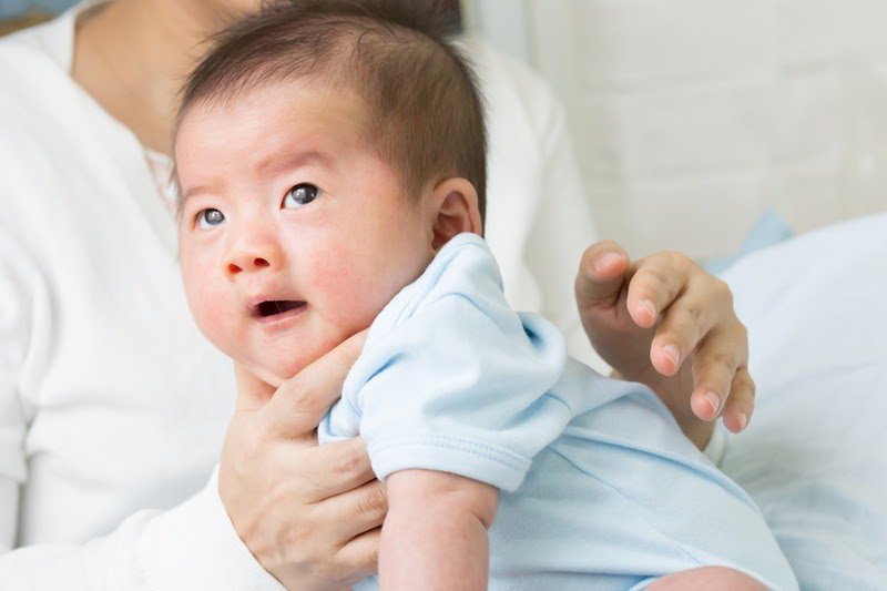 Hướng dẫn cách xử lý trẻ sơ sinh trớ ra dịch nhầy  4