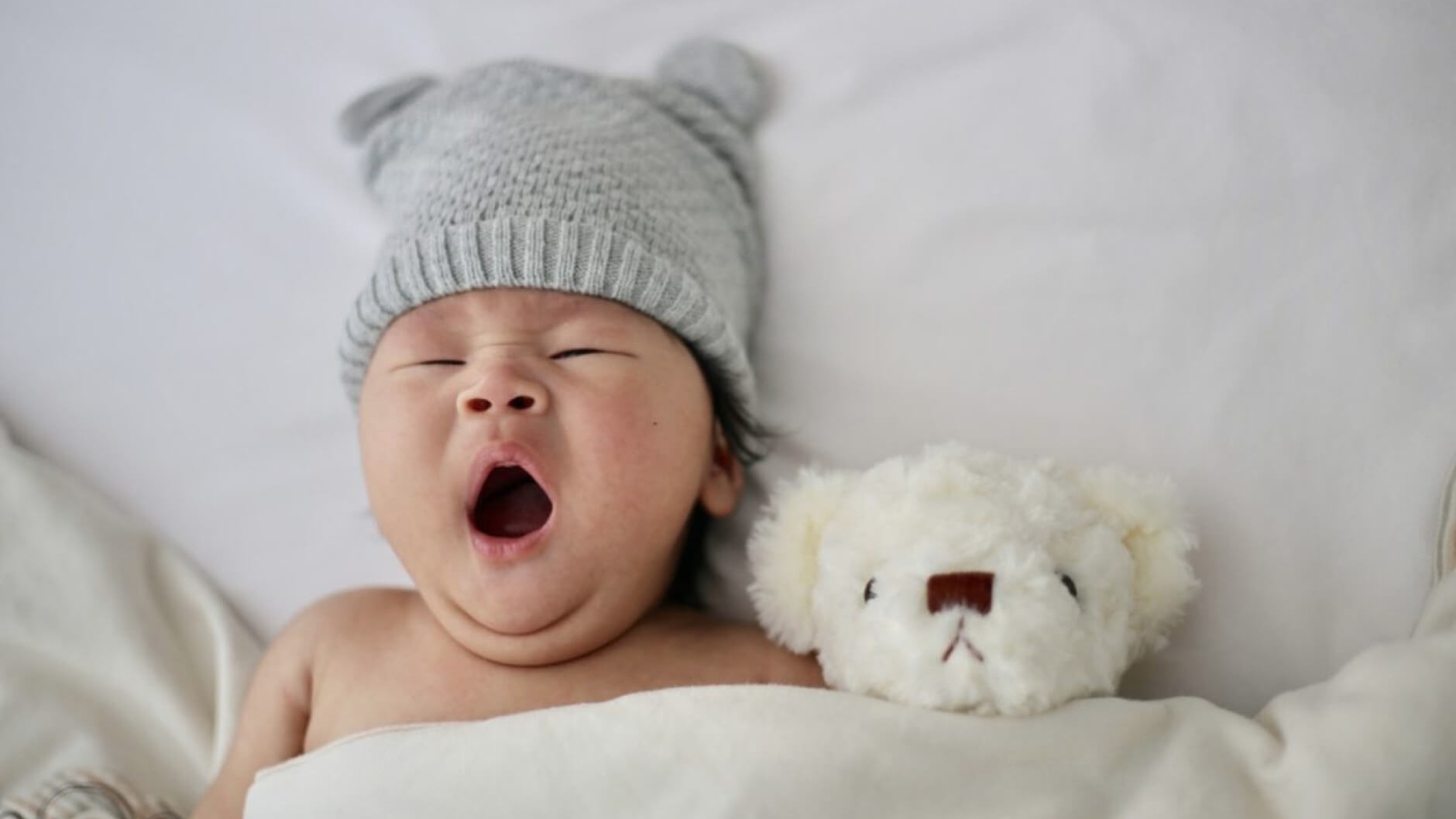 Trời lạnh có nên đội mũ cho bé khi ngủ? Lưu ý cần biết khi giữ ấm cho trẻ
