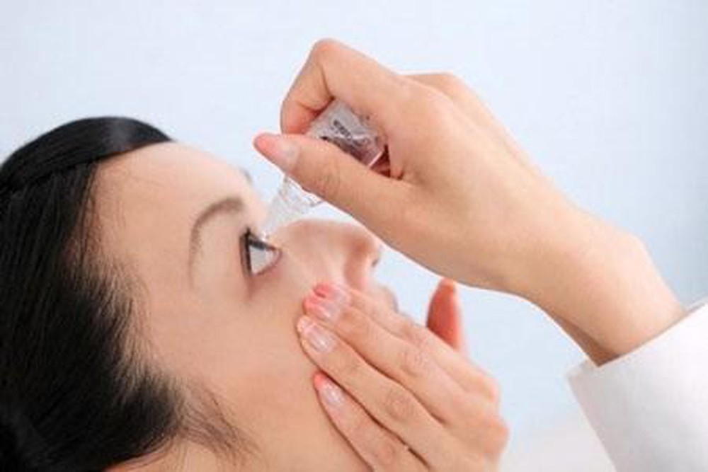 Thuốc nhỏ mắt bôi trơn có tác dụng gì trong việc điều trị mộng thịt ở mắt?
