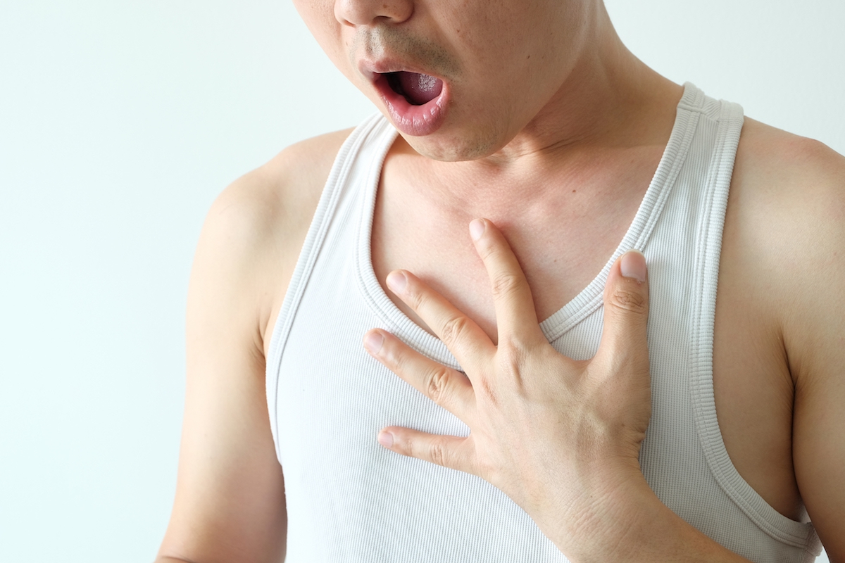 Có những biểu hiện cần chú ý khác trong trường hợp hít sâu đau ngực phải?
