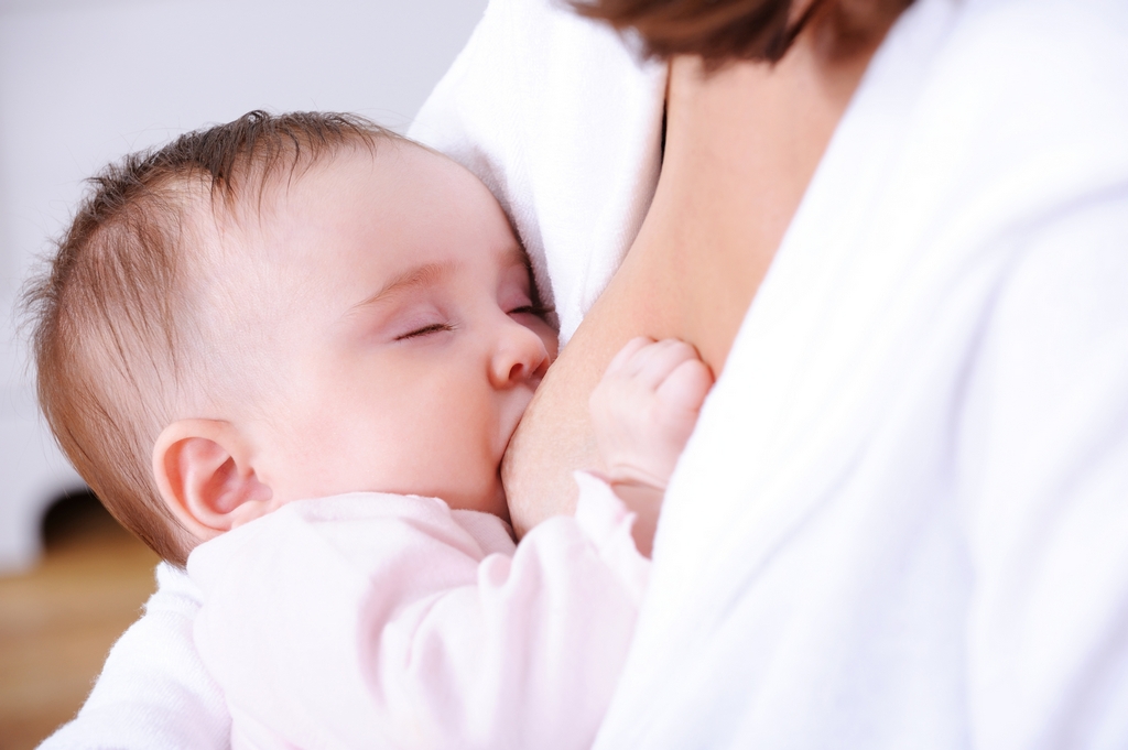 Uống gì cho trẻ đi tiêm không sốt? Mẹo nhỏ giúp giảm đau cho bé khi tiêm ngừa 2