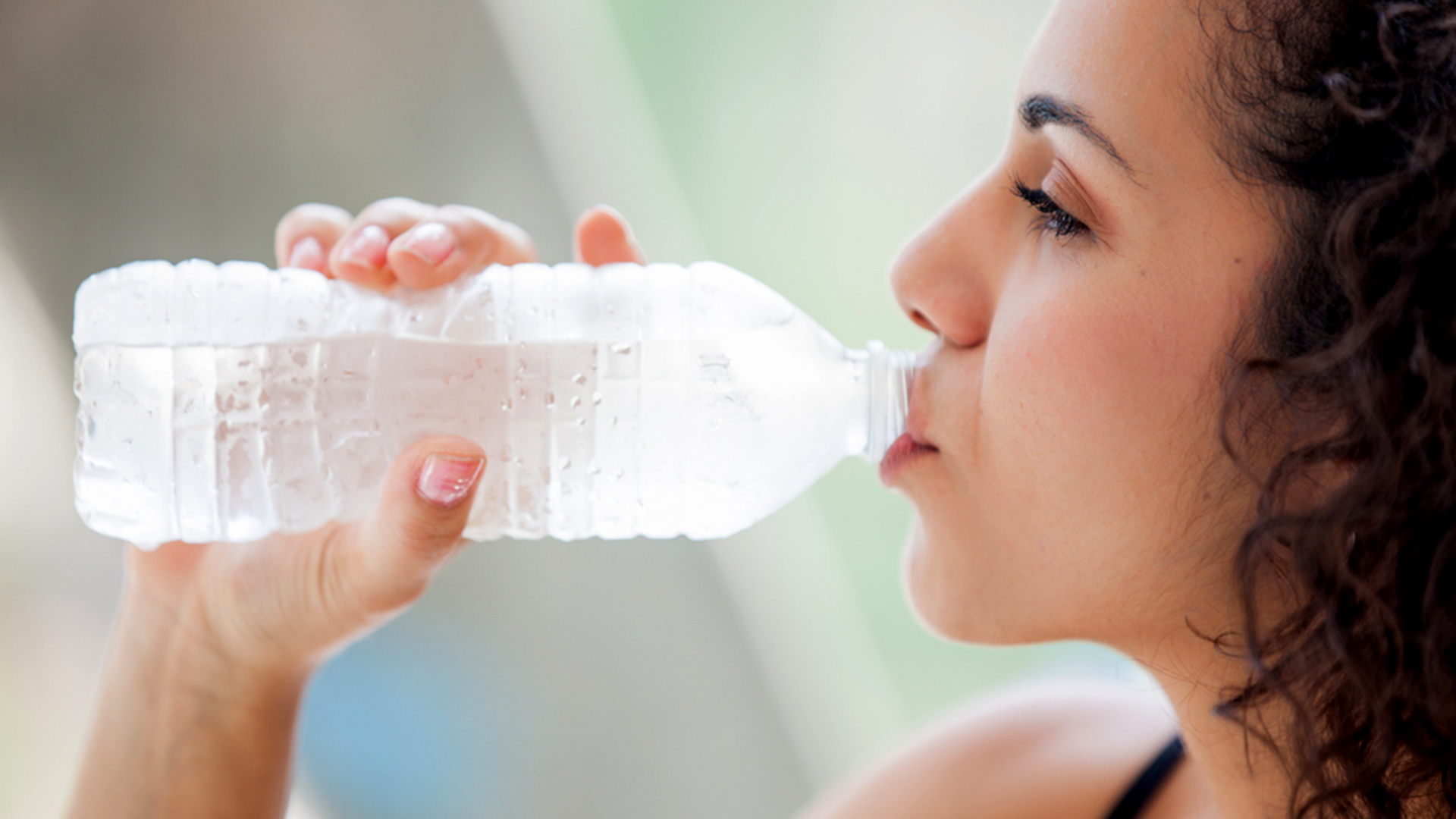 Uống nước đá có gây viêm họng không? Những lưu ý khi sử dụng nước đá
