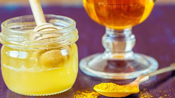 Có lợi ích gì khi uống nghệ và mật ong sau khi ăn?

