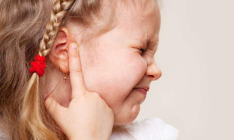 Vành tai trẻ bị sưng đỏ là do đâu? Phòng ngừa như thế nào?