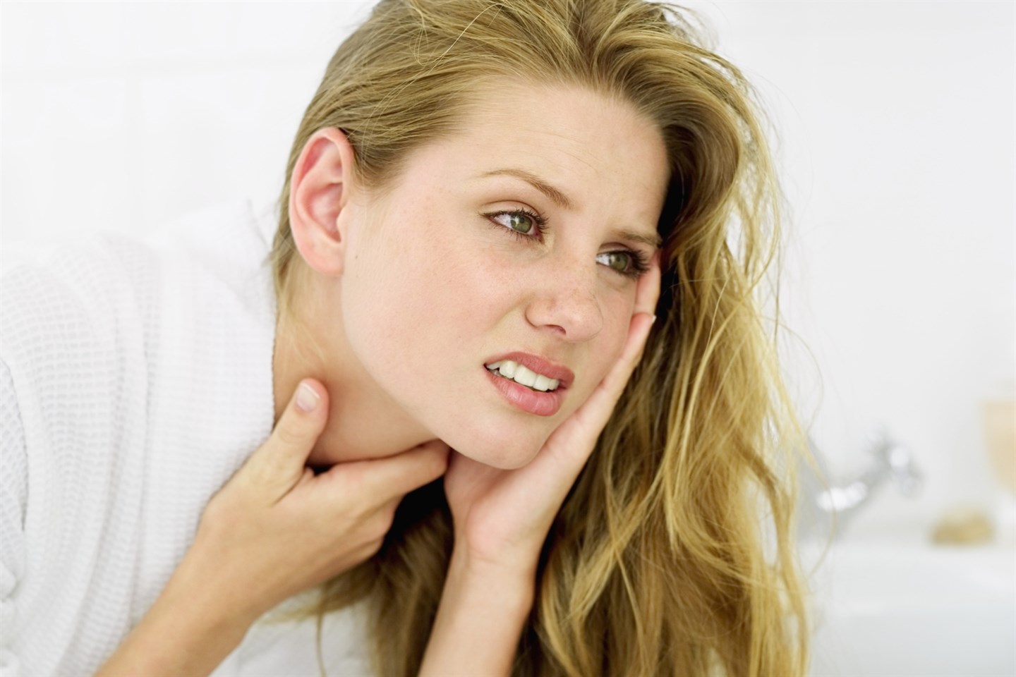Có những biện pháp tự chăm sóc tại nhà nào giúp giảm đau họng và tai?
