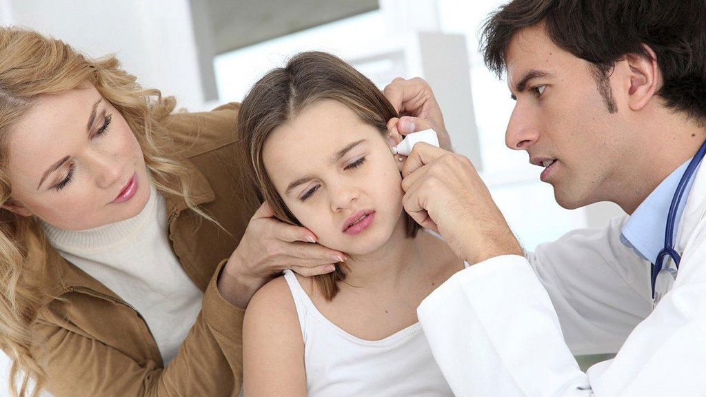 Làm thế nào để chăm sóc trẻ khi bị viêm tai giữa?
