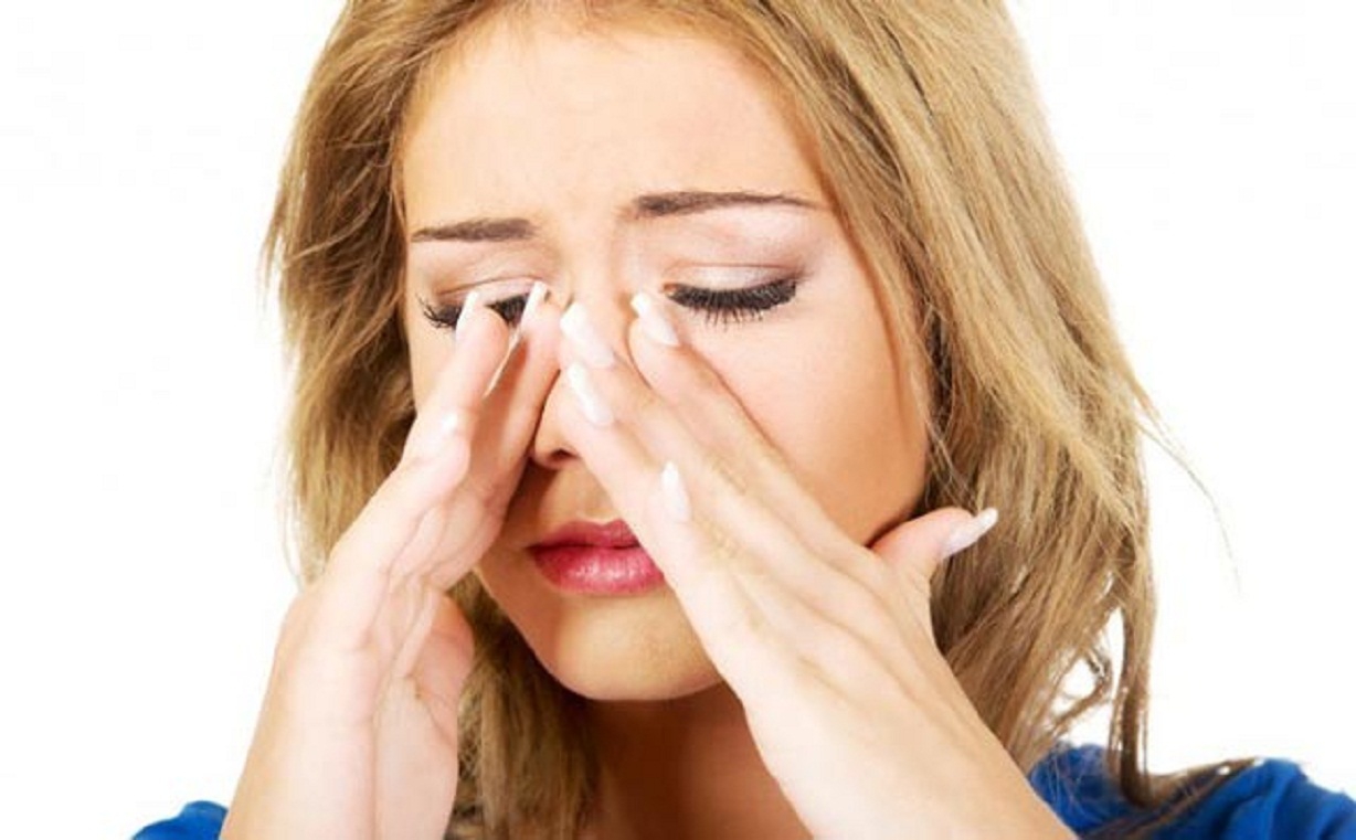 Viêm xoang gây sưng mặt có những triệu chứng nào?