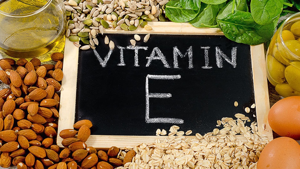 Tại sao vitamin E làm giảm viêm và dị ứng trên da mặt?
